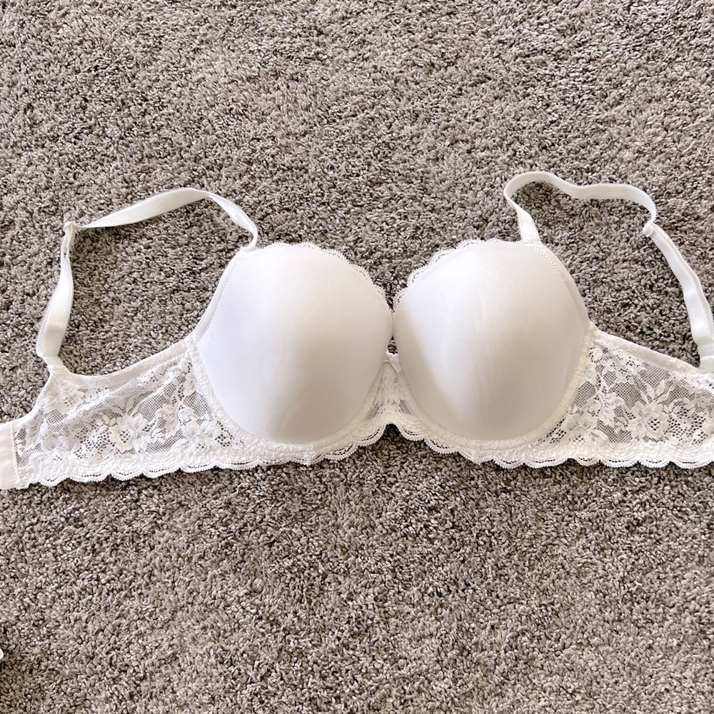 Victoria’s Secret white lace bra 34 DDD